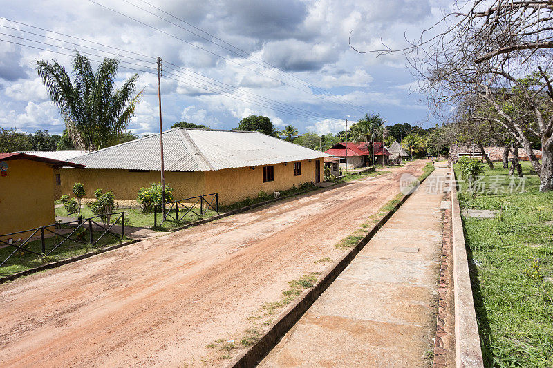 加奈马有房子的街道。Canaima NP,委内瑞拉。